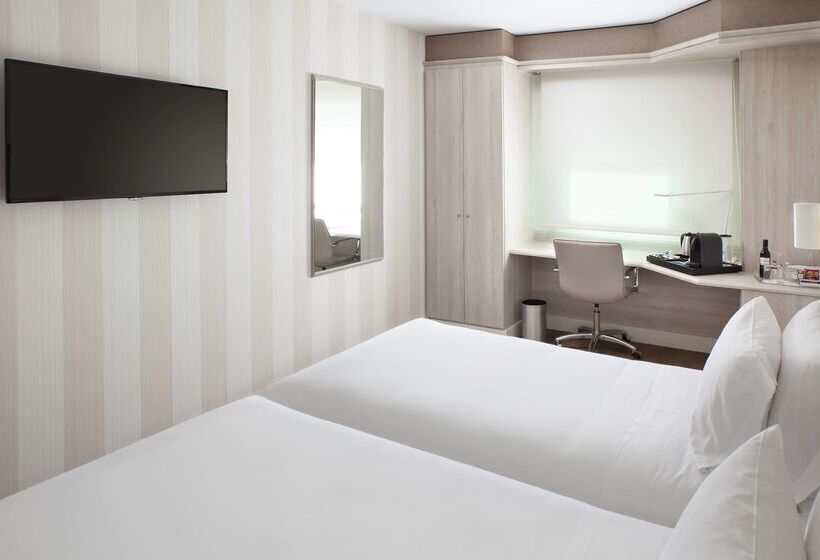 בית מלון כפרי NH Barajas Airport