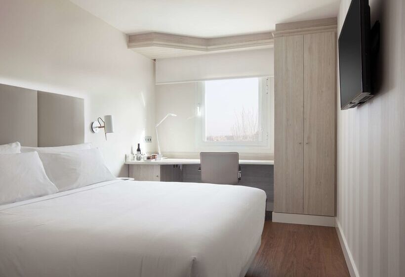 בית מלון כפרי NH Barajas Airport