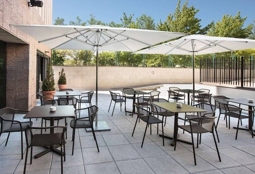 בית מלון כפרי NH Barajas Airport