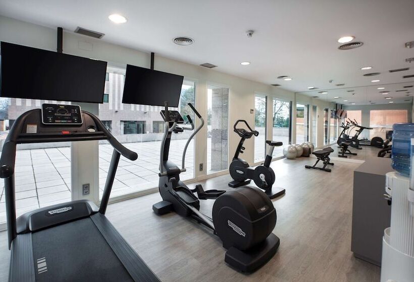 בית מלון כפרי NH Barajas Airport