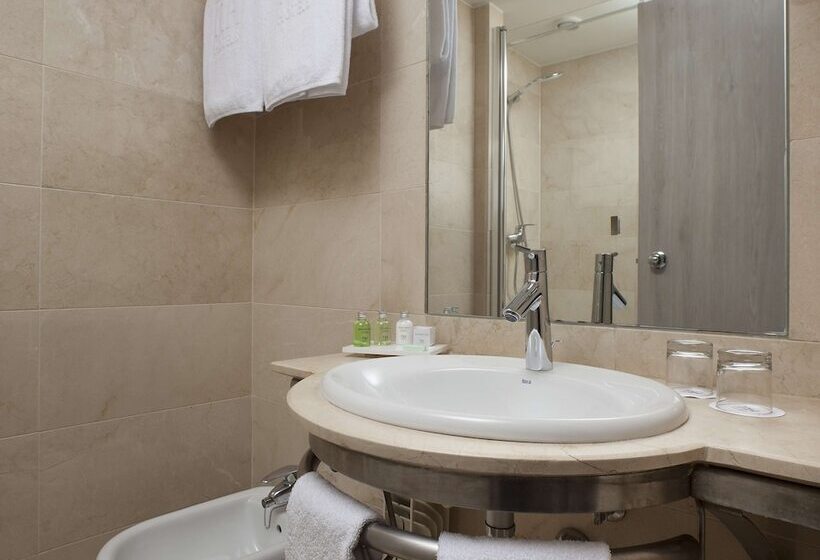 בית מלון כפרי NH Barajas Airport