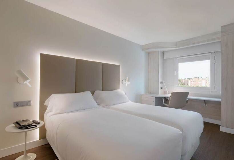 בית מלון כפרי NH Barajas Airport