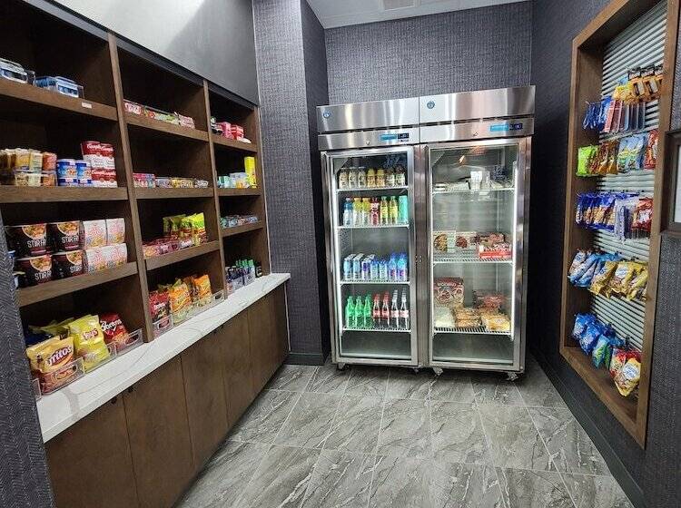 Отель La Quinta Inn & Suites By Wyndham Fort Stockton Northeast