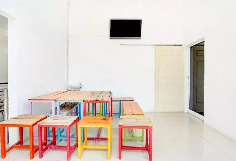 Hotelli Oyo 3702 Homestay Bougenville