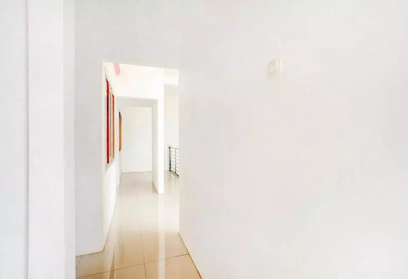 Hotelli Oyo 3702 Homestay Bougenville