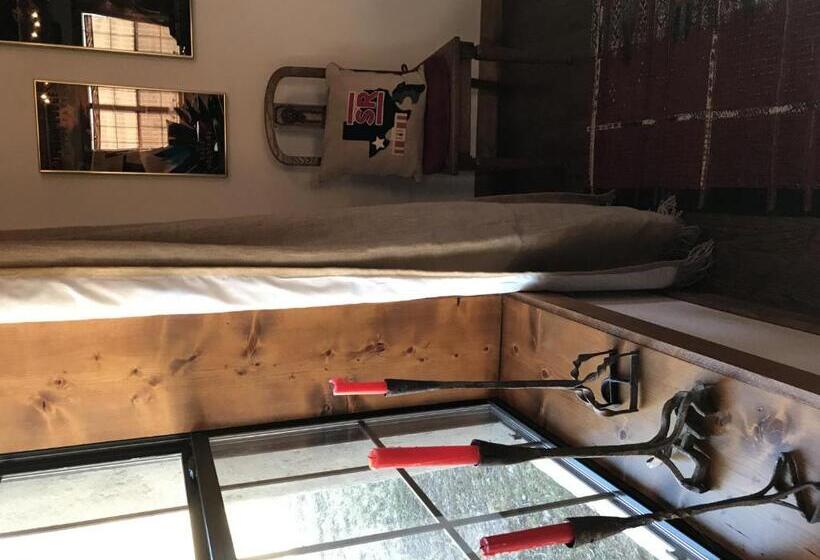 تختخواب و صبحانه El Viejo Adobe Across From Sul Ross Campus