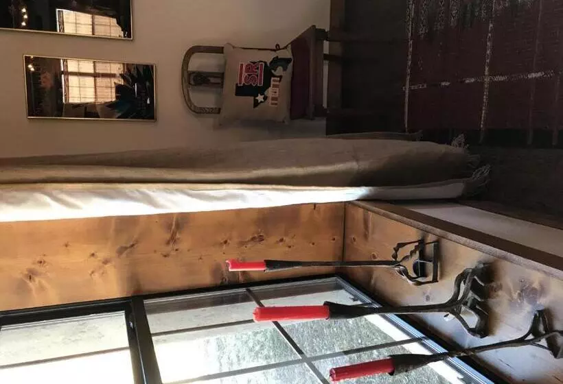 ベッドアンドブレックファースト El Viejo Adobe   Across From Sul Ross Campus