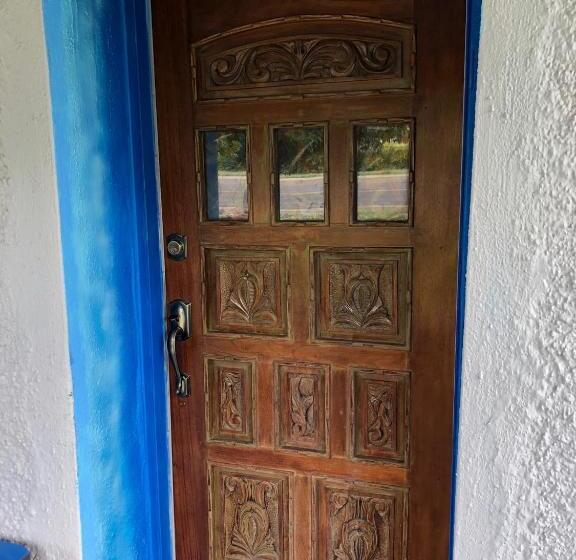 تختخواب و صبحانه El Viejo Adobe Across From Sul Ross Campus