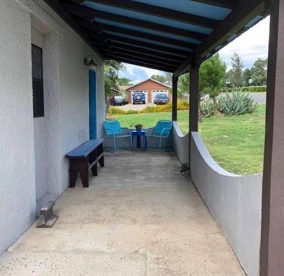 تختخواب و صبحانه El Viejo Adobe Across From Sul Ross Campus