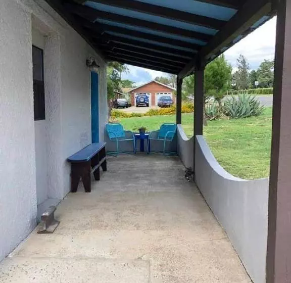 ベッドアンドブレックファースト El Viejo Adobe   Across From Sul Ross Campus