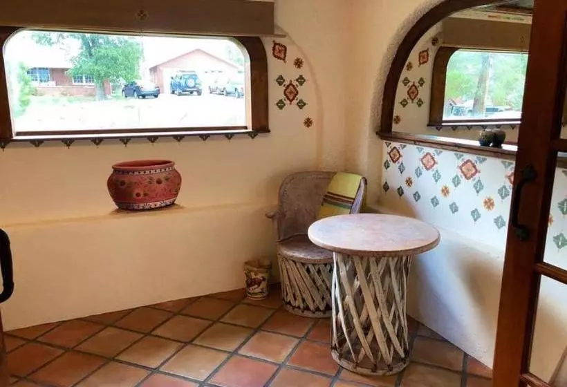 ベッドアンドブレックファースト El Viejo Adobe   Across From Sul Ross Campus