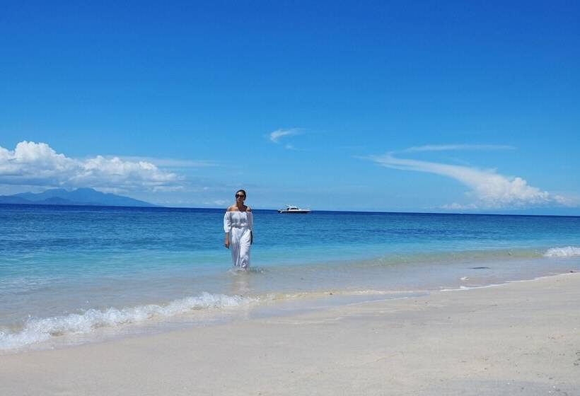 Hotel Blue Harbor Beachfront Villas & Resto