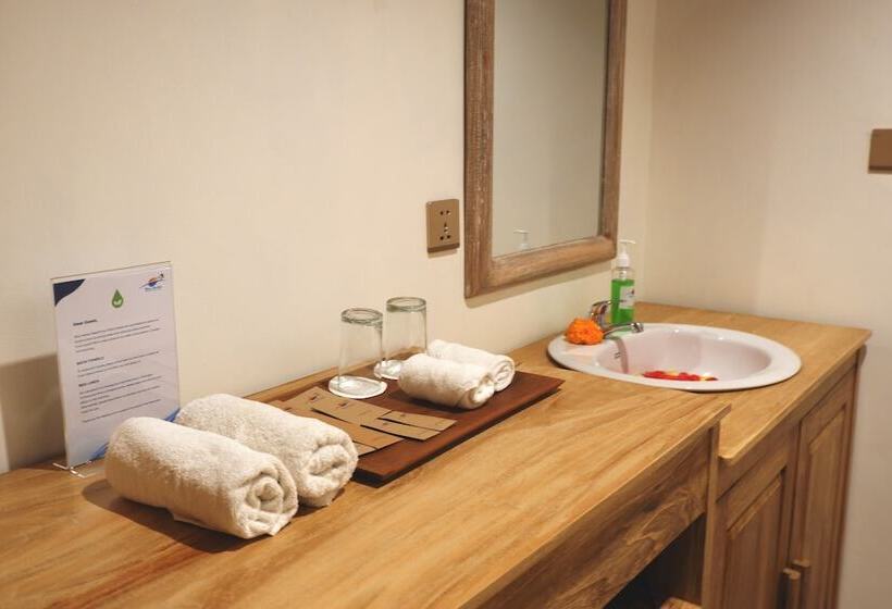 Hotel Blue Harbor Beachfront Villas & Resto