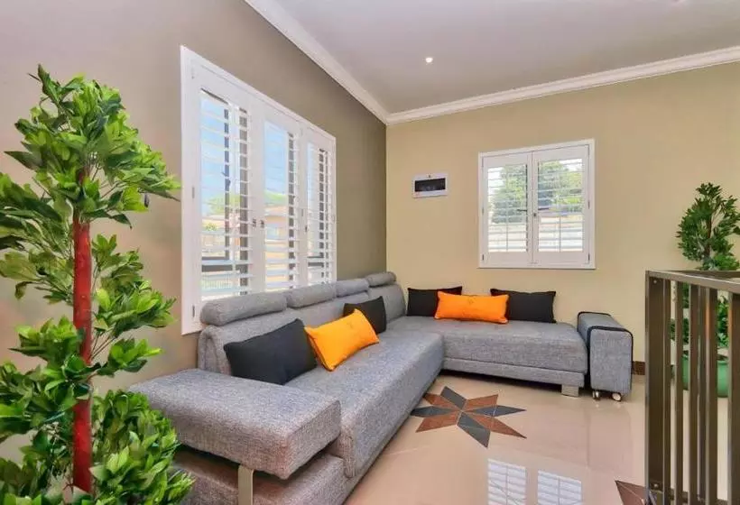 مُتل African Sun Lodge