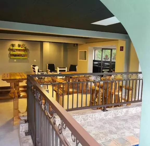 مُتل African Sun Lodge