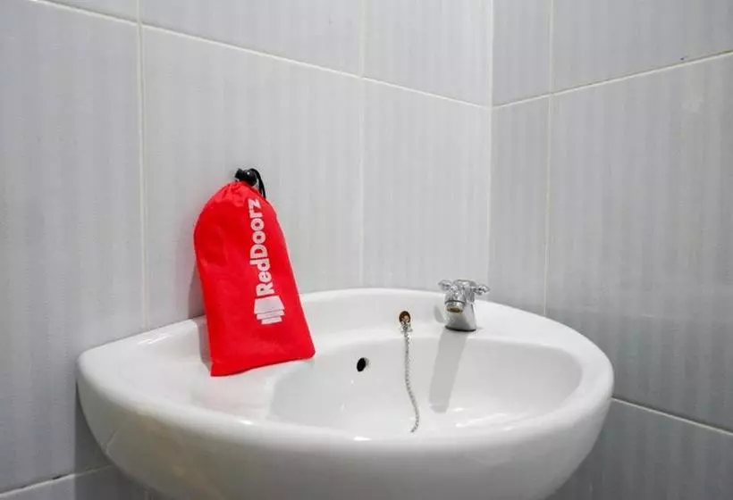 Majatalo Reddoorz Near Lippo Plaza Buton