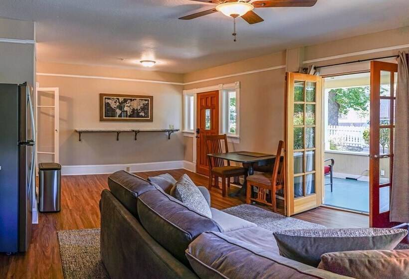 Pioneer House South Suite