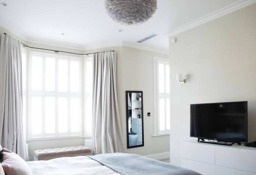 Stylish & Stunning 5 Bed House In Clapham South