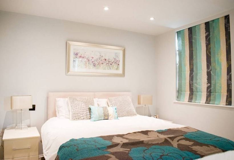 Stylish & Stunning 5 Bed House In Clapham South