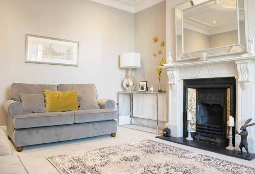 Stylish & Stunning 5 Bed House In Clapham South
