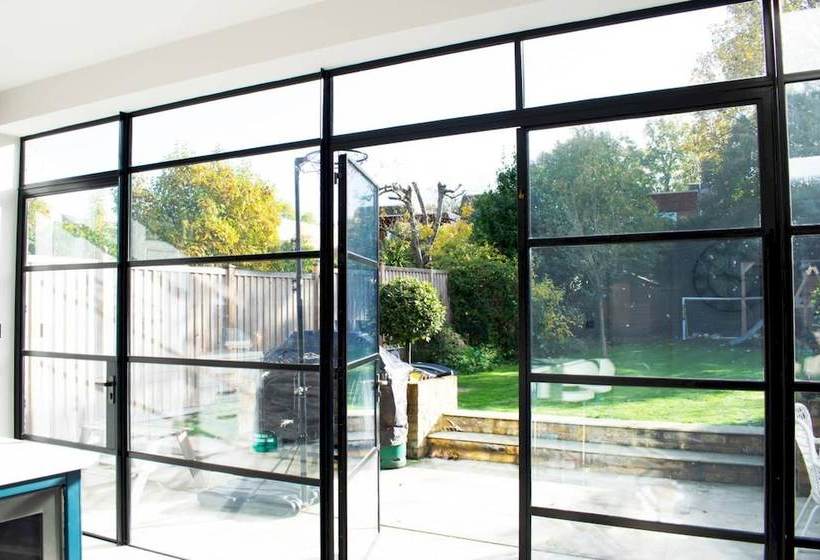 Stylish & Stunning 5 Bed House In Clapham South