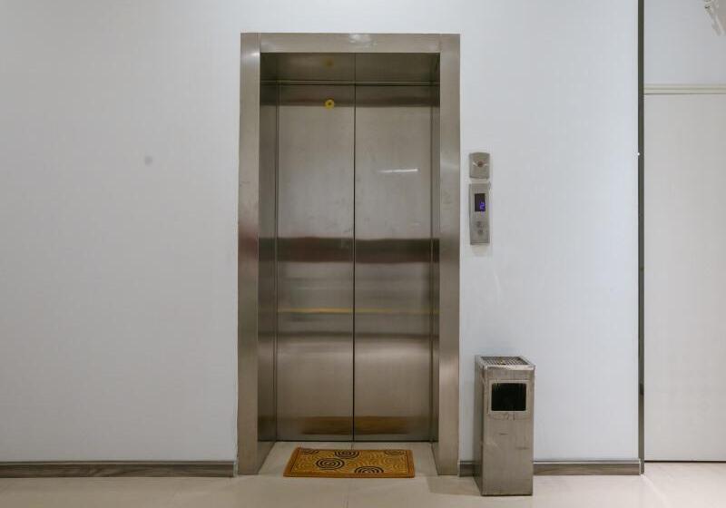 Otel Shell Xinxiang Weibin District Railway Station Department Store