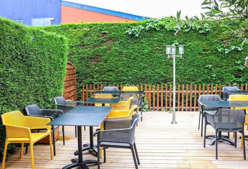 בית מלון כפרי Ibis Calais Car Ferry