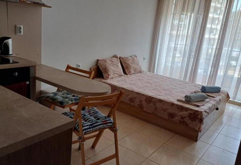 پانسیون стаи за гости анхиало