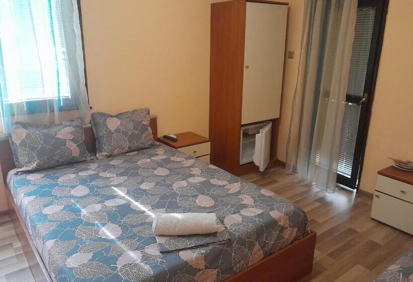 پانسیون стаи за гости анхиало