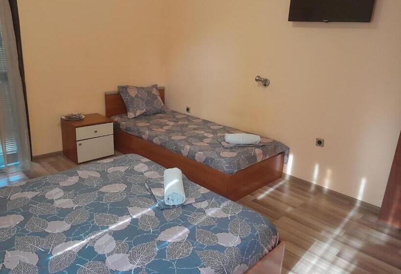 پانسیون стаи за гости анхиало