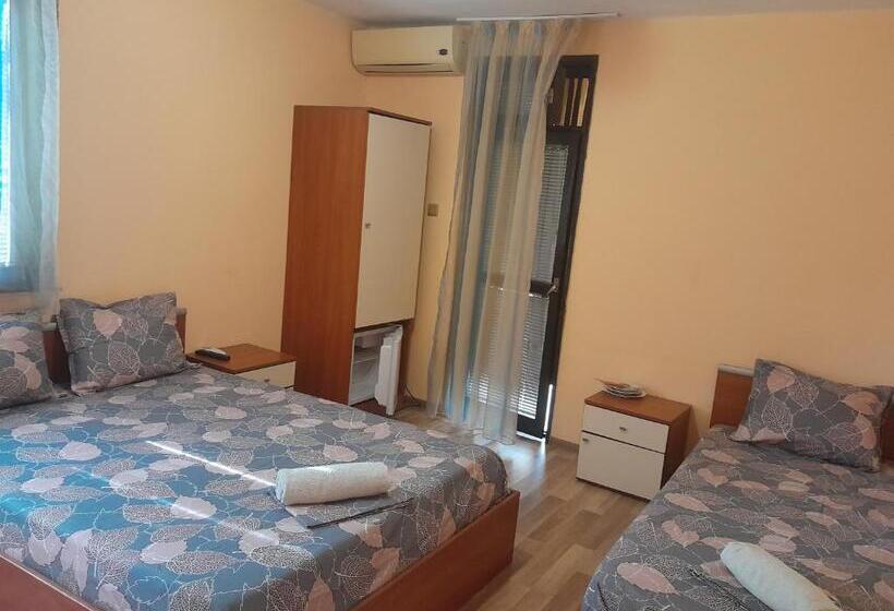 پانسیون стаи за гости анхиало