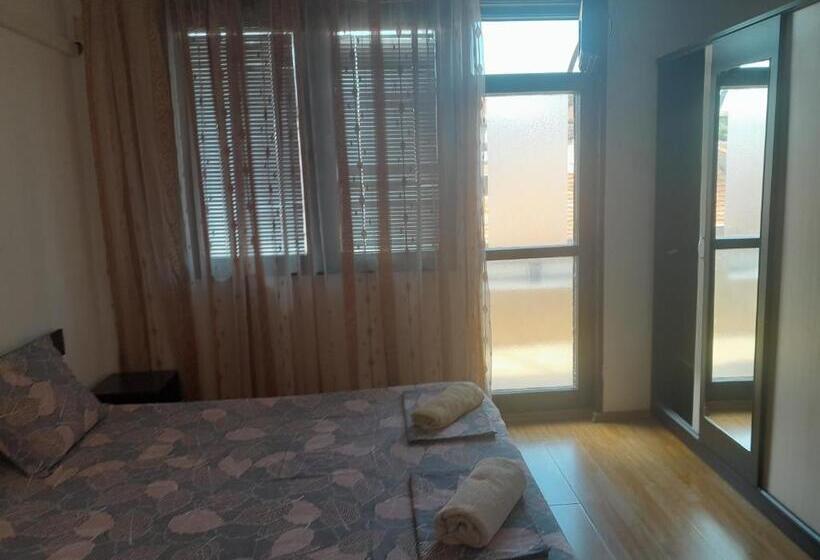 پانسیون стаи за гости анхиало