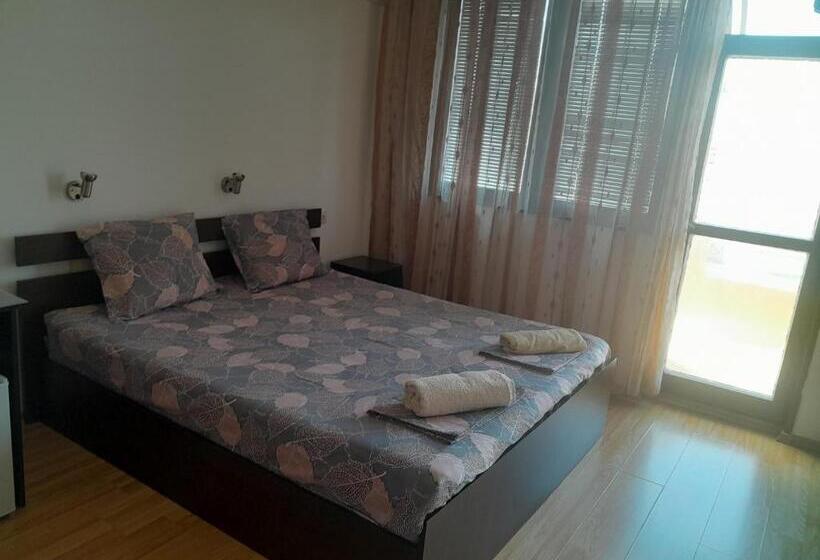 پانسیون стаи за гости анхиало