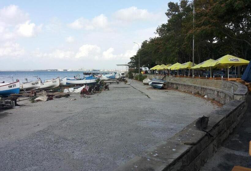 پانسیون стаи за гости анхиало