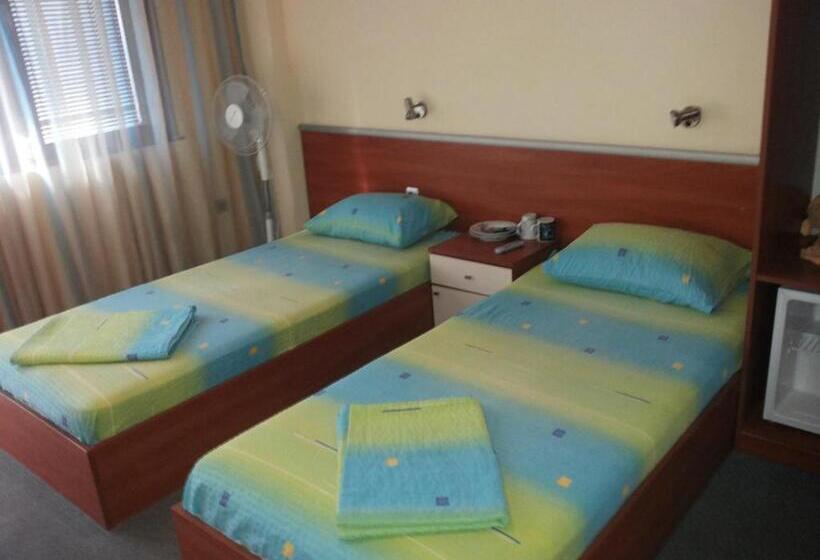 پانسیون стаи за гости анхиало