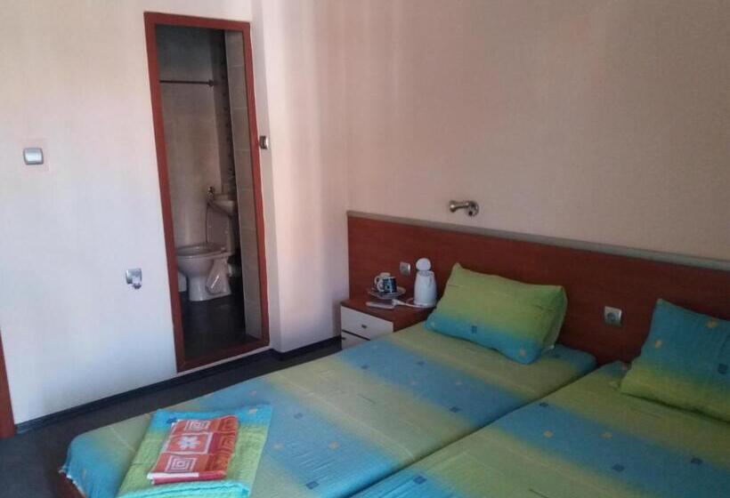 پانسیون стаи за гости анхиало