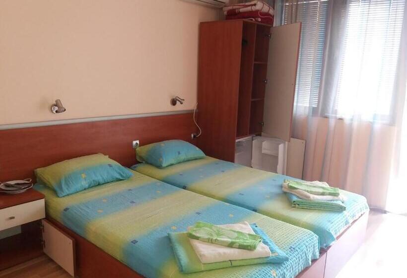 پانسیون стаи за гости анхиало