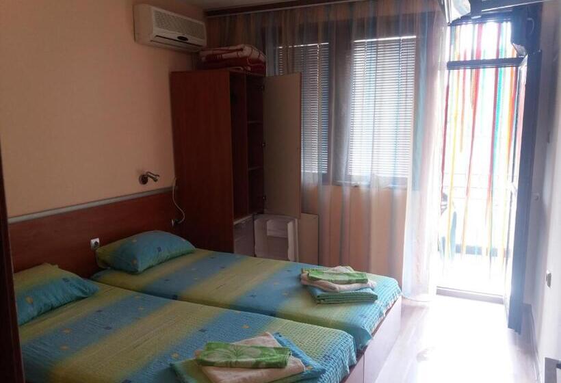 پانسیون стаи за гости анхиало