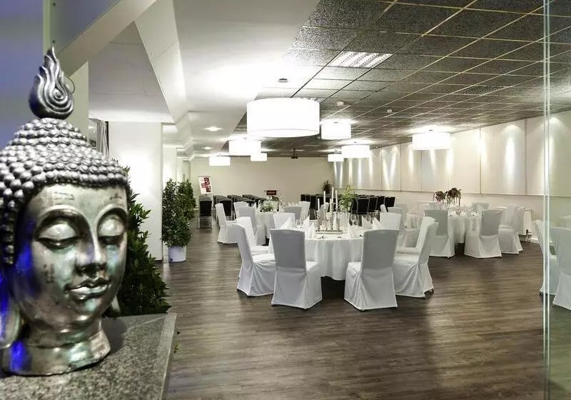 Отель Plaza Inn Regensburg