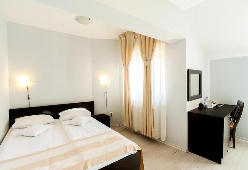 Astoria Hotel & Restaurant