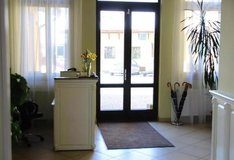 Astoria Hotel & Restaurant