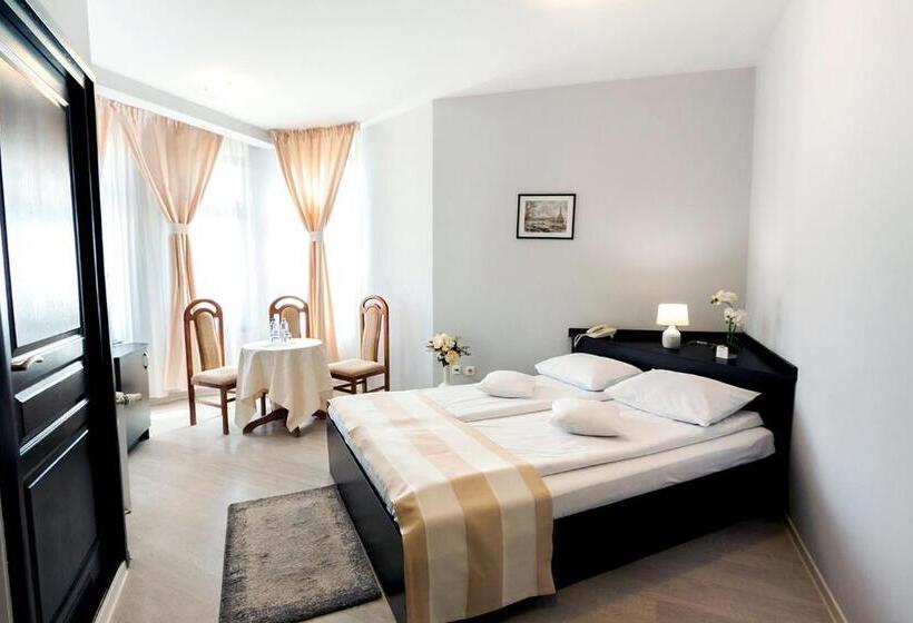 Astoria Hotel & Restaurant