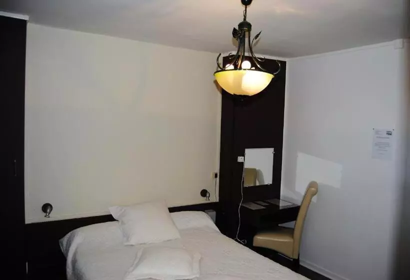 Hotelli Hôtel Restaurant Les Templiers