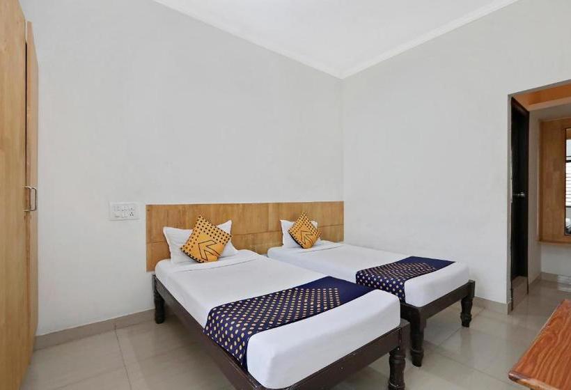 בית מלון כפרי H M Residency