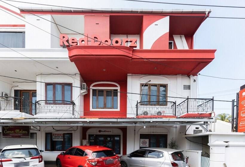 بنسيون Reddoorz @ Jalan Maengket Manado
