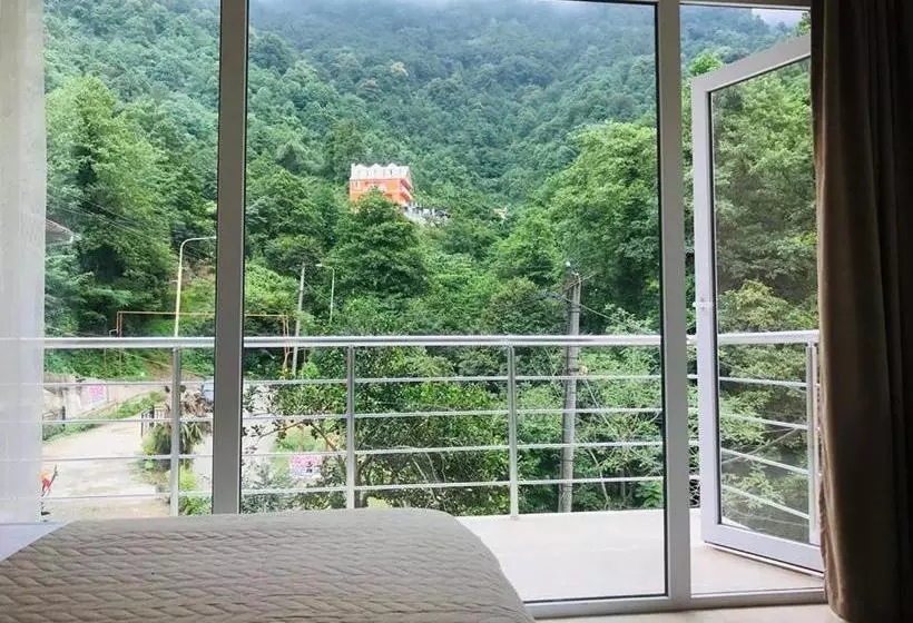 هتل Giorgi Kvariati