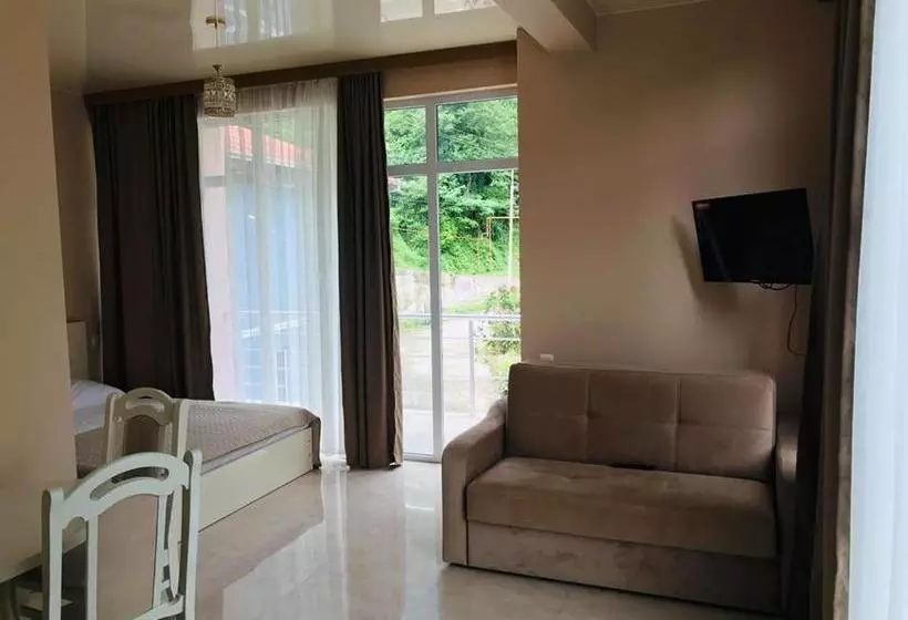 هتل Giorgi Kvariati