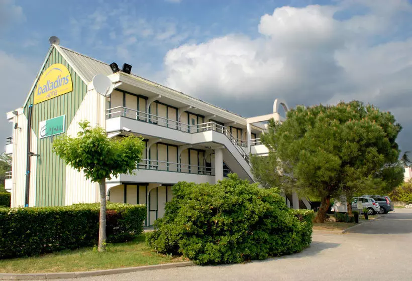 Отель Initial By Balladins Bollène