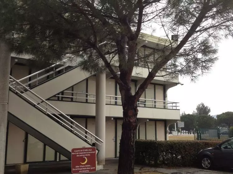 Отель Initial By Balladins Bollène