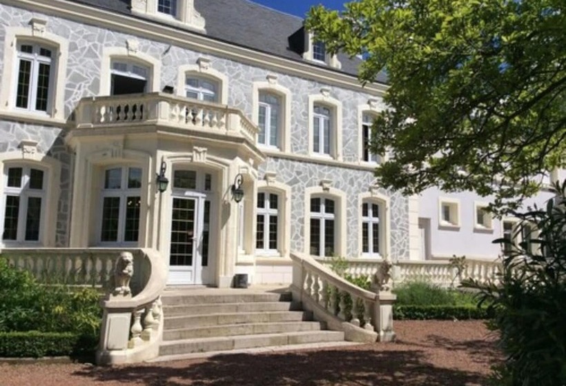 호텔 Logis Hôtel & Restaurant   Le Château Des Tourelles